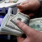 Dólar recua para R$ 5,75 após flexibilização de tarifas nos EUA; Ibovespa segue em queda