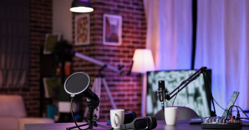 Por trás do microfone: a força das vozes que constroem o sucesso dos podcasts
