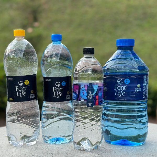 Garrafas de água em diferentes tamanhos podem ser aliadas na hidratação e disciplina diária