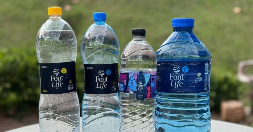 Garrafas de água em diferentes tamanhos podem ser aliadas na hidratação e disciplina diária