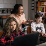 Uso complementar da tecnologia impulsiona a estratégia pedagógica e o aprendizado nas escolas