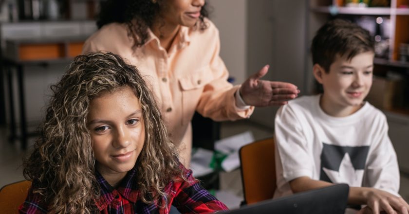 Uso complementar da tecnologia impulsiona a estratégia pedagógica e o aprendizado nas escolas