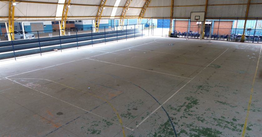 AstraZeneca entrega revitalização da quadra esportiva da Escola Municipal Caputera nesta terça-feira