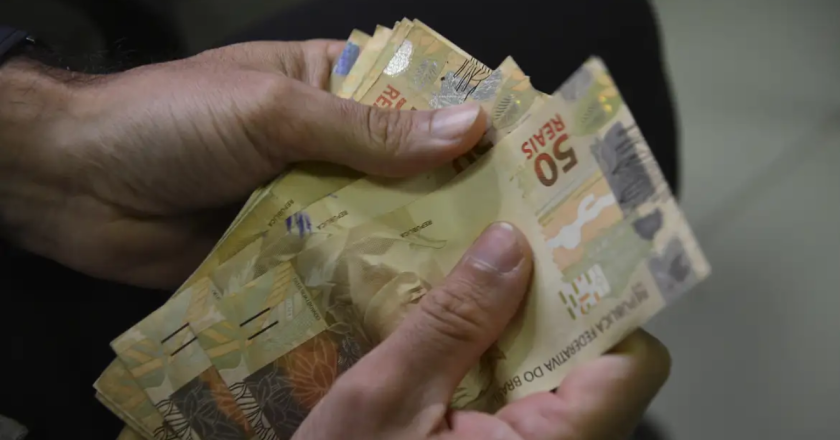 Novo salário mínimo de R$ 1.631 é estabelecido pelo Governo Federal para 2026.