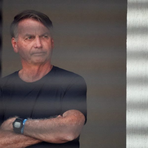 Carlos Bolsonaro expressa preocupação com o estado de saúde de seu pai durante o segundo dia do julgamento.