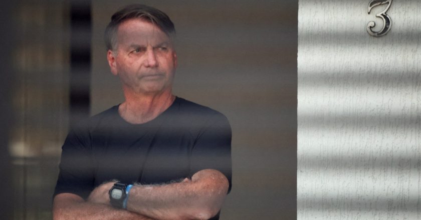 Carlos Bolsonaro expressa preocupação com o estado de saúde de seu pai durante o segundo dia do julgamento.
