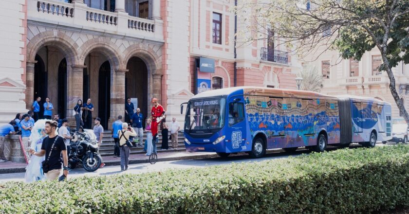 Projeto Arte pela Via realiza encontro com artistas responsáveis por obras em ônibus da RMBH