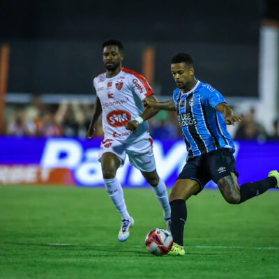 Estreia de Weverton impulsiona Grêmio na liderança do Grupo B ao vencer Guarany de Bagé por 2 a 0