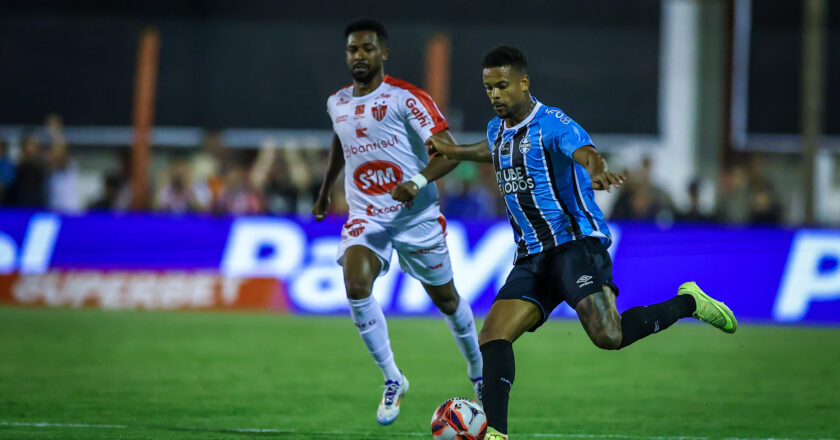 Estreia de Weverton impulsiona Grêmio na liderança do Grupo B ao vencer Guarany de Bagé por 2 a 0