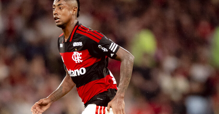 Bruno Henrique elogia dedicação do time do Flamengo na conquista sobre o Vasco.