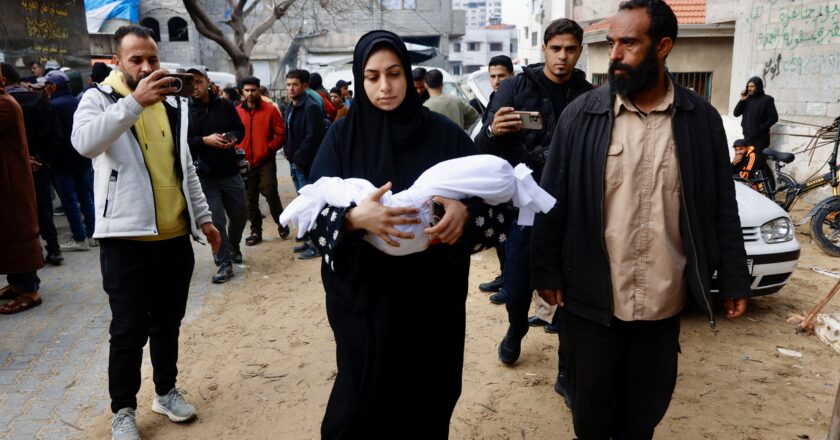 Ataques de Israel em Gaza provocam fatalidades e interrupção da passagem em Rafah