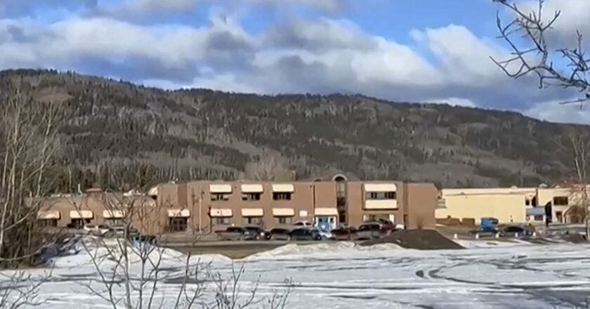 Educador verde-amarelo fica o tempo sob terror ao lado de estudantes durante tiroteio no Québec.