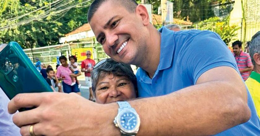 Descubra Douglas Ruas, o candidato de Flávio Bolsonaro que desafia Paes na disputa pelo governo do Rio.