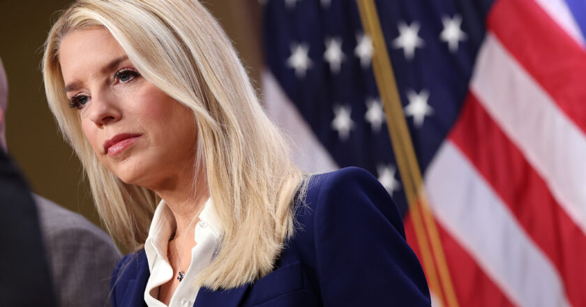 Procuradora-geral dos EUA é acusada de encobrir escândalo de Epstein durante depoimento na Câmara