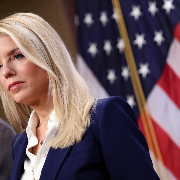 Procuradora-geral dos EUA é acusada de encobrir escândalo Epstein durante depoimento na Câmara