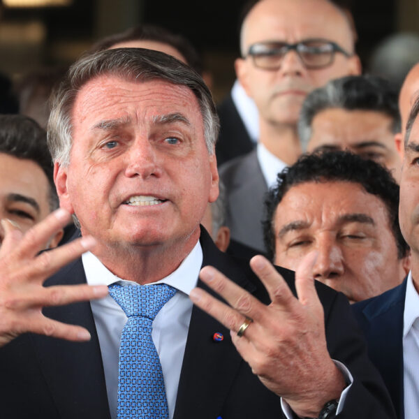 Bolsonaro passa mal durante encontro com senadores, apresentando soluços e tontura.