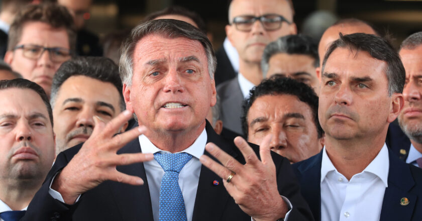 Bolsonaro passa mal durante encontro com senadores, apresentando soluços e tontura.