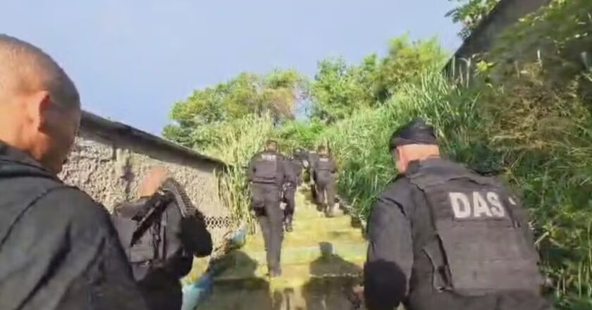 Adolescente de 13 anos é violentada por grupo de homens ao ser confundida com companheira de criminoso nas ruas do Rio de Janeiro.