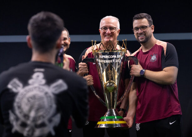 Dorival Júnior continua a fazer história com mais um título em competições eliminatórias, agora a Supercopa do Brasil.