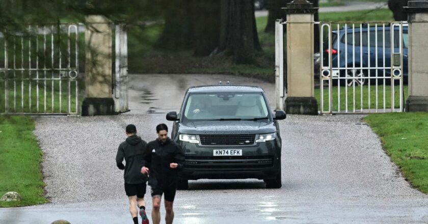 Andrew, ex-príncipe sem lar: deixa mansão real após escândalo Epstein.