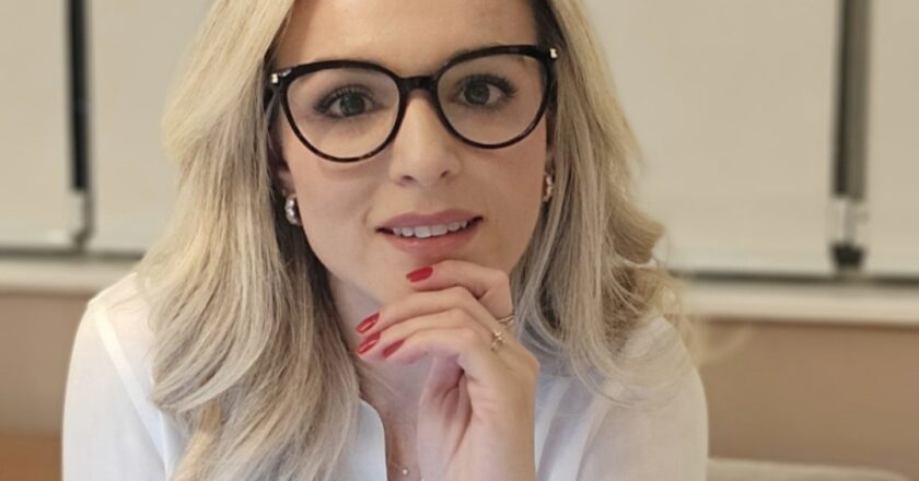 Juliane Urbano ressalta o crescimento da área de TI, impulsionado pelo avanço da inteligência artificial, e o papel estratégico da gestão de projetos no Brasil