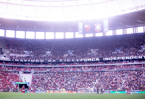 Dorival Júnior exalta presença apaixonada da torcida em Brasília após conquista da Supercopa do Brasil