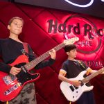 Alunos da School of Rock Curitiba sobem ao palco do Hard Rock Cafe em jam session aberta ao público