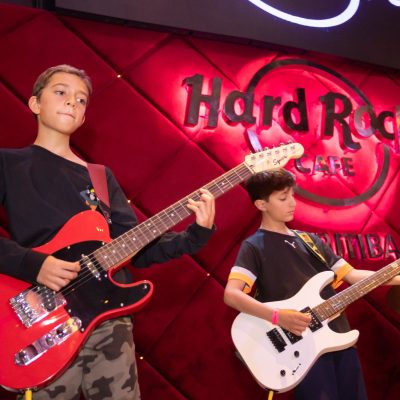 Alunos da School of Rock Curitiba sobem ao palco do Hard Rock Cafe em jam session aberta ao público