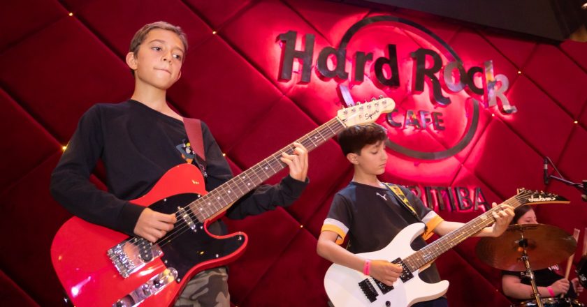 Alunos da School of Rock Curitiba sobem ao palco do Hard Rock Cafe em jam session aberta ao público