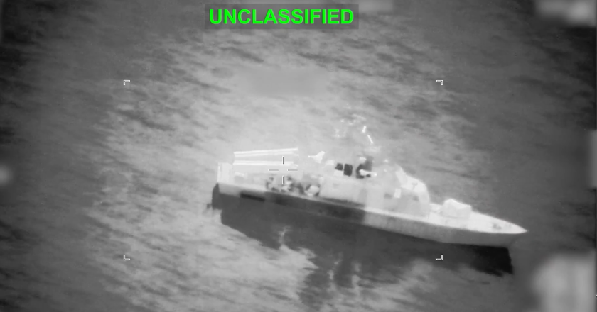 Conflito no Estreito de Ormuz deixa navios em chamas em meio a tensões entre Irã, EUA e Israel