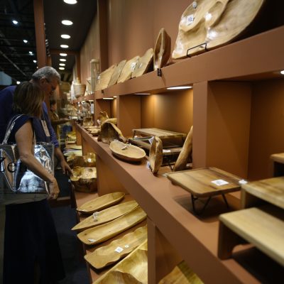 Consumidor compra artigos para casa a cada 2 meses e pesquisa preços online antes de ir à loja, aponta estudo