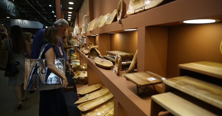 Consumidor compra artigos para casa a cada 2 meses e pesquisa preços online antes de ir à loja, aponta estudo