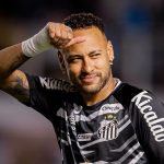 Neymar se diverte ao se deparar com sua caricatura em um bar de Santos: “Estou com outra cara!”