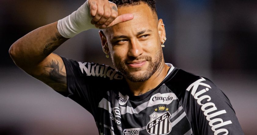 Neymar se diverte ao se deparar com sua caricatura em um bar de Santos: “Estou com outra cara!”