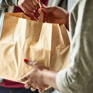 Aplicativos que comercializam kits de alimentos próximos da validade se tornam um mercado de bilhões.