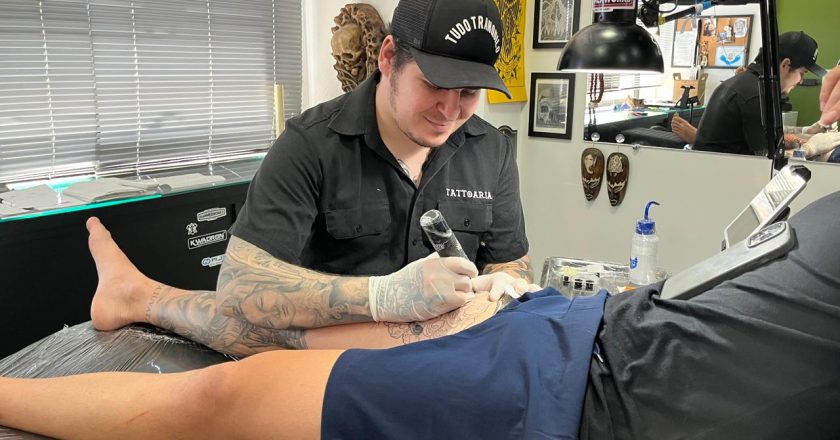 Tatuador transforma cicatrizes em arte e abre inscrições para projeto social
