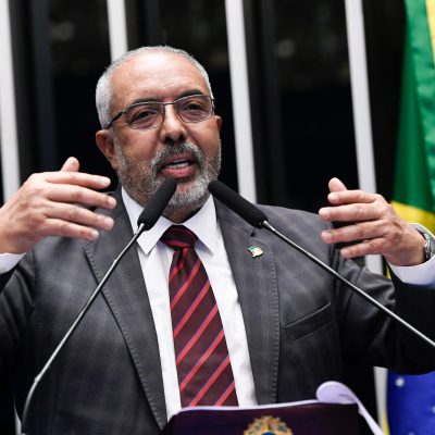 Senador do PT é internado e se prepara para operação no quadril