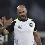 Novo treinador Franclim Carvalho assume comando do Botafogo em substituição a Martín Anselmi