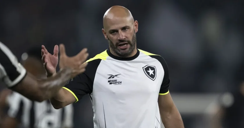 Novo treinador Franclim Carvalho assume comando do Botafogo em substituição a Martín Anselmi