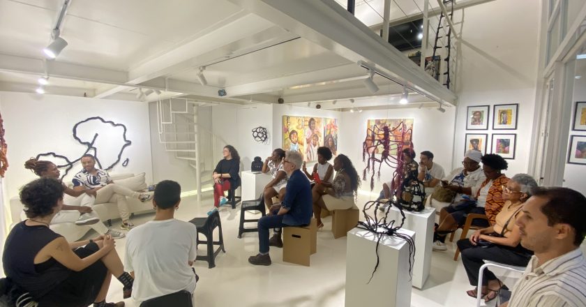 Exposição “Cabeça-Território, Raiz-Continente” encerra programação com roda de conversa sobre arte, ancestralidade e o protagonismo do trançado