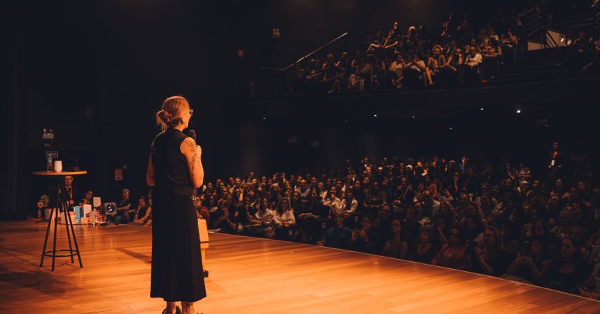Ana Claudia Quintana Arantes se apresenta em Belo Horizonte com palestra sobre propósito e escolhas