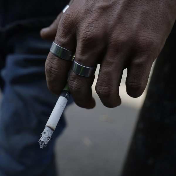 Especialista elogia lei britânica que proíbe o tabaco para as futuras gerações como um avanço notável