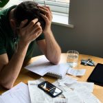 Por que 80% dos brasileiros terminam o mês no vermelho