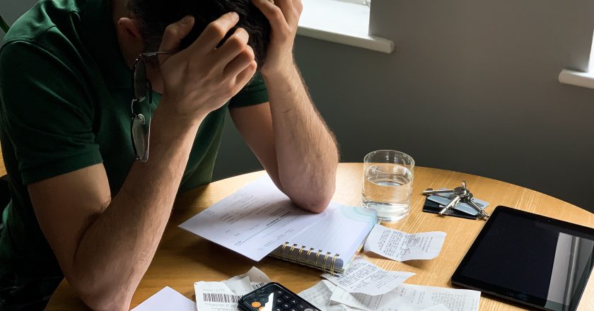 Por que 80% dos brasileiros terminam o mês no vermelho