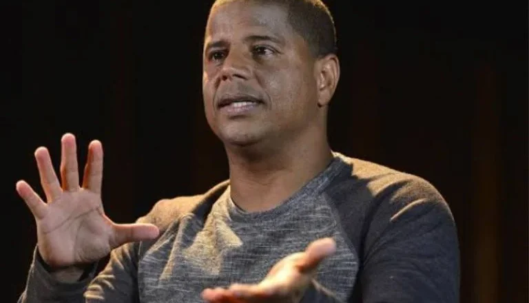 Marcelinho Carioca denuncia ex-advogada por fraude, enquanto ela se defende afirmando ser alvo de extorsão.