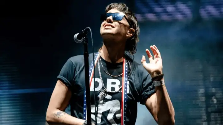 Julian Casablancas gera controvérsia ao criticar “privilégios brancos” de “sionistas americanos