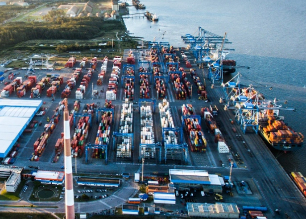 Abastecimento noturno e operação 24h redesenham a relação entre indústria e varejo no Brasil