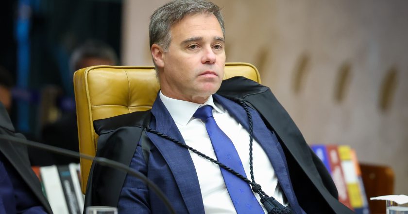 Análise aponta que André Mendonça terá papel crucial na investigação que assombra Brasília