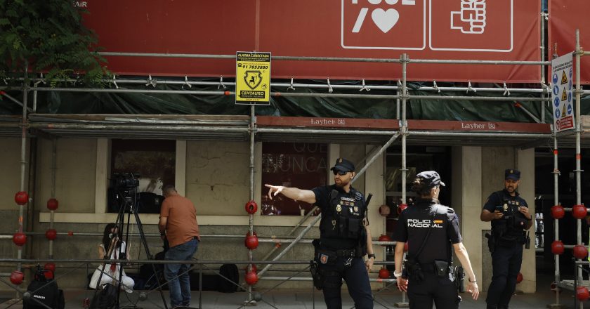 Sede do Partido Socialista na Espanha é alvo de busca policial em nova reviravolta para Sánchez