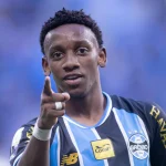 Franco Torgnascioli, arqueiro do Torque, celebra com entusiasmo a conquista diante do Grêmio